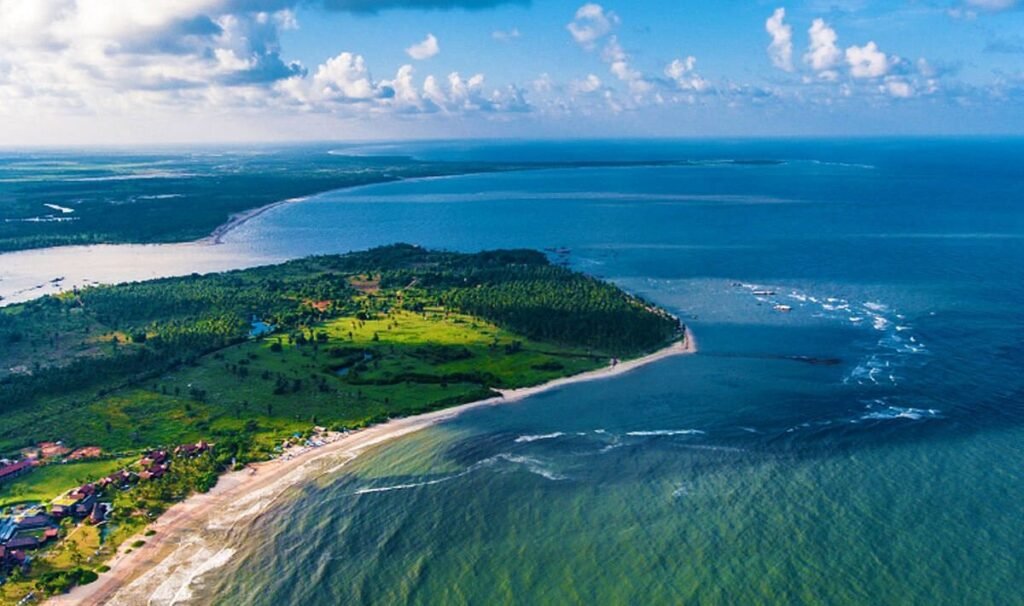 Pasikuda Beach Sri Lanka with clear blue water